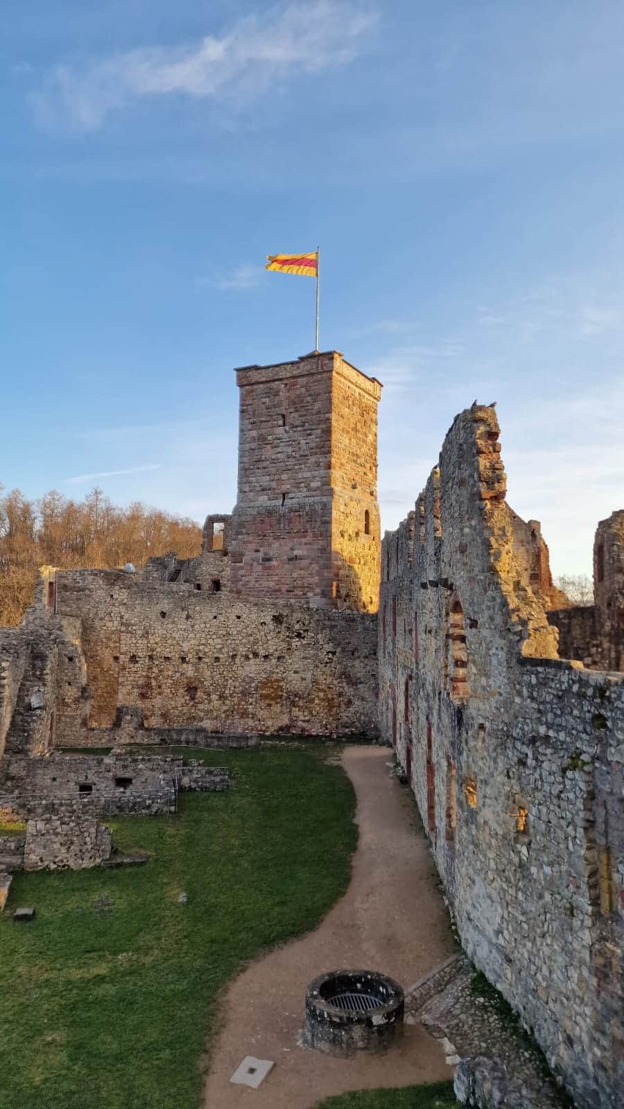 Blick vom Giller in den Burghof