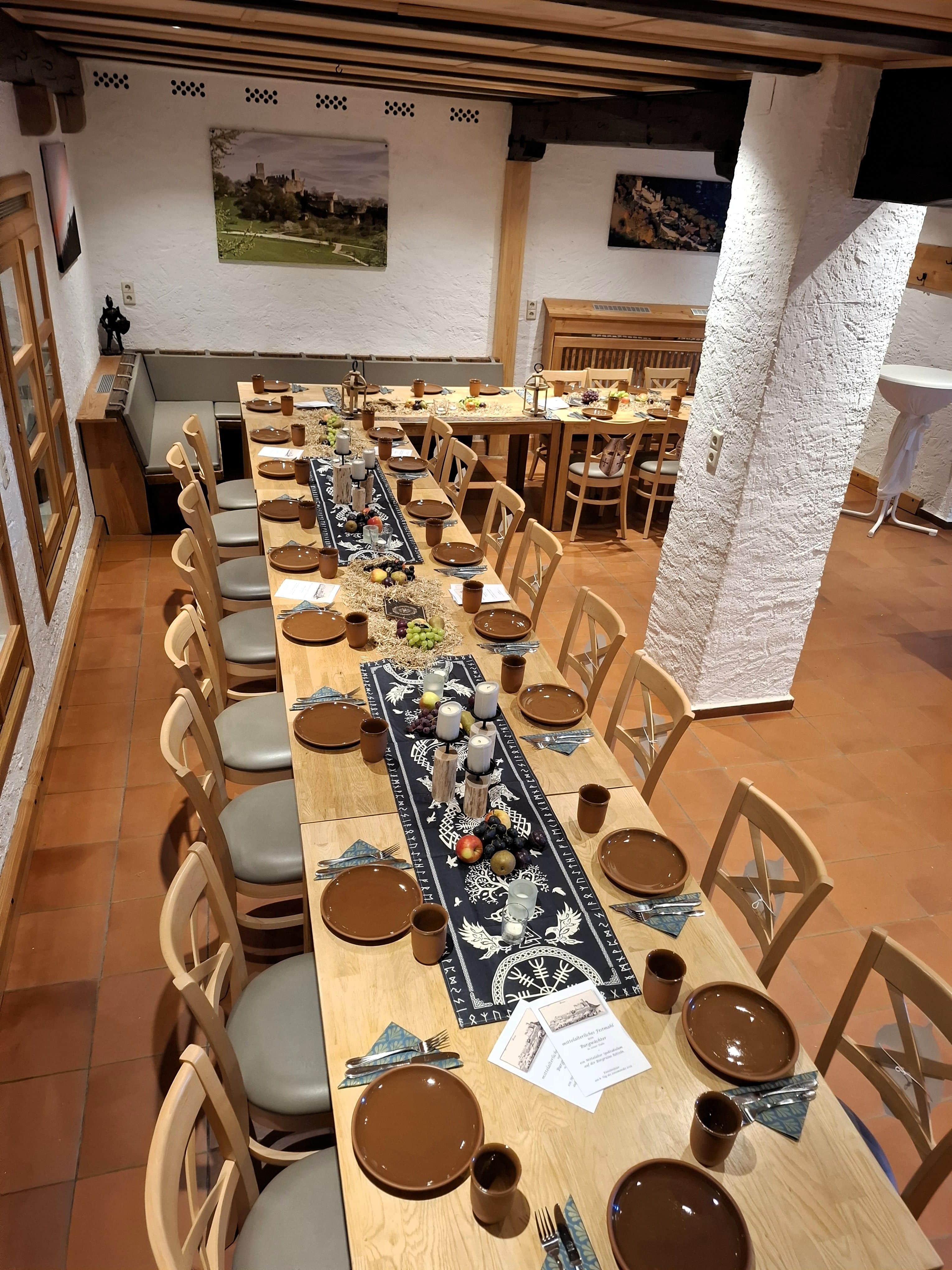 Die Burgstube ist bestuhlt, dekoriert und gedeckt für eine Veranstaltung.