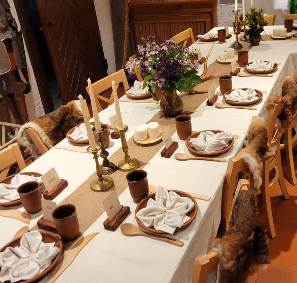 Die Burgstube ist bestuhlt, dekoriert und gedeckt für eine Veranstaltung.
