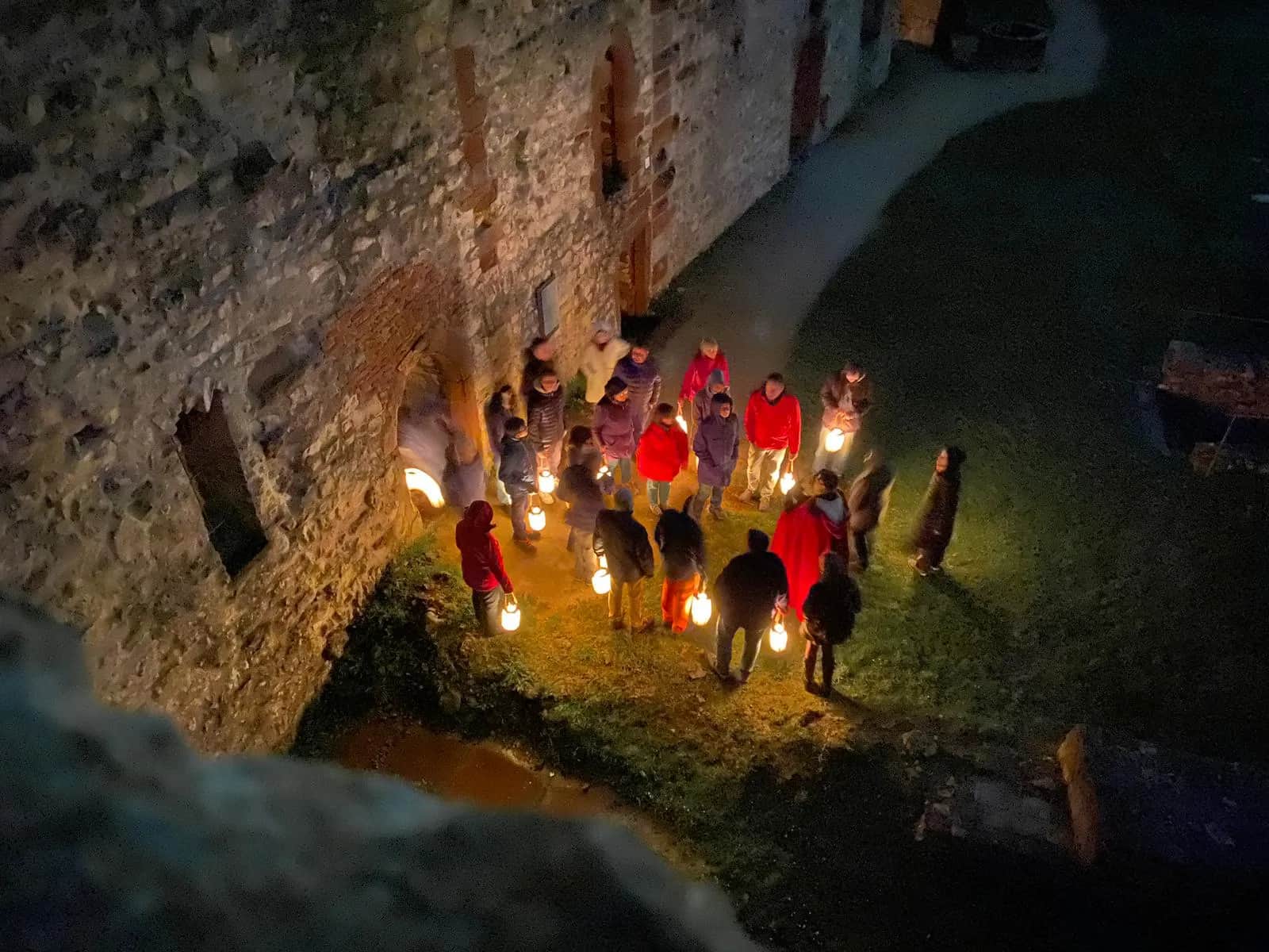 Gruppe vor dem Zwischenbau